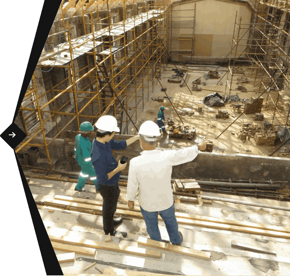 Bauleiter besprechen Fortschritte auf Baustelle